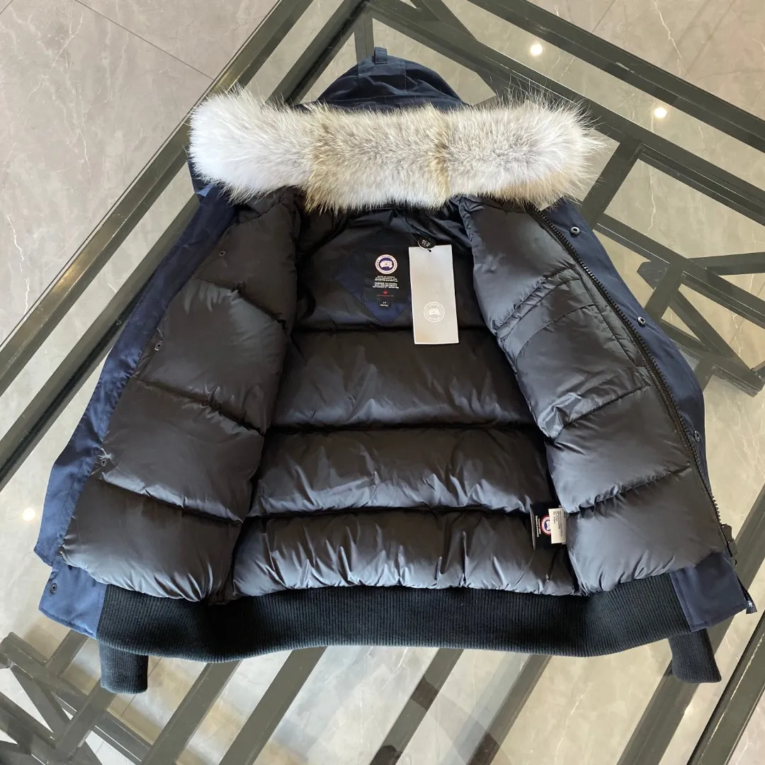 P760 Canada goose/Canada Goose 01 Couple Expedition Parka Down Jacket, authentic original version, you need to compare with the original to check it out at any time, all accessories are customized from the original factory 💯The softness and hardness of the fabric is compared with the original, and it can be restored by kneading at will (fabric misunderstanding: Fabrics with high hardness are not waterproof. Only when you buy the latest authentic version this year will you notice the softness and comfort of the fabric) 💯The down is synchronized with the authentic white duck down, fluffy and not lumpy. Electronically controlled velvet filling machine 💯Customized zippers with authentic YKK military-grade copper core zipper pullers, high hardness and no jamming 💯The fur collar is purchased from Western Canada coyote skin original customization 💯All workmanship and wiring are controlled by workers with more than ten years of experience. They must be horizontal and vertical, and are not allowed to twist. The inner wiring density is more sophisticated. Feel free to compare 💯Big goose label Collar label Washed label Hangtag Zipper cord Pocket label Back label, collar velvet, Velcro fasteners, cuffs, all details are updated simultaneously with genuine products. The best version, the most complete color matching, all kinds of battle products. Color: off-white, black, charcoal gray, navy blue, red, blue. Size: XS-XXL